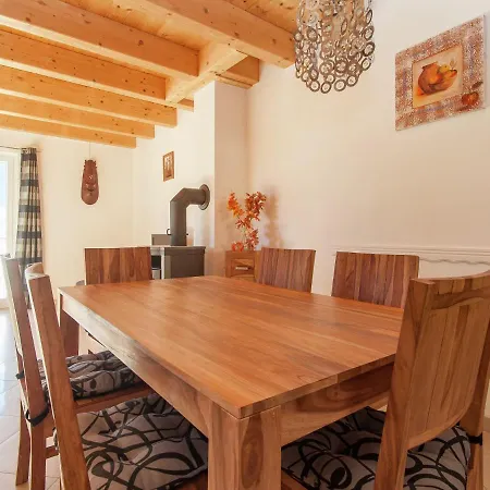 Dağ evi Chalet In Mauthen Near Ski Slope *